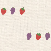 背景用壁紙　ネップ入りコットン　生成り　イチゴとブドウ